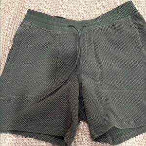 Lululemon - At Ease 7 inch short Green